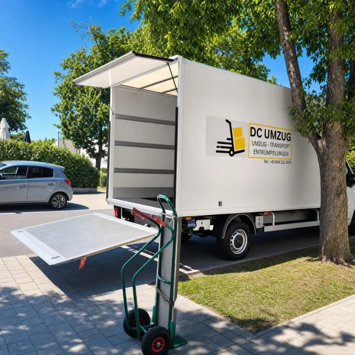 Umzug Steiermark – Umzugsfirma Steiermark Umzugs-LKW von DC Umzug mit Hebebühne und Sackkarre – Möbeltransport in der Steiermark