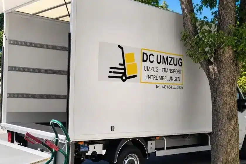Umzug Steiermark – Umzugsfirma Steiermark Umzugs-LKW von DC Umzug mit geöffneter Ladefläche – Fernumzüge und Auslandsumzüge ab der Steiermark
